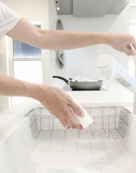 キッチンシンクの水漏れはなぜおこる？原因と対処法