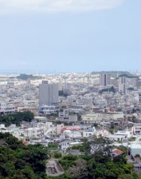 沖縄に平らな屋根が多いのはなぜ？メリットやデメリットも解説！