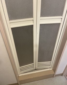 浴室ドア及び壁紙補修