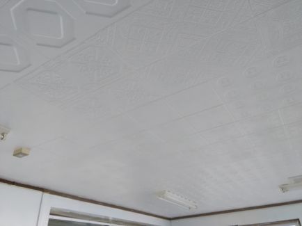 こちらの塗装には店舗天井なので、白で清潔感を出しました。
