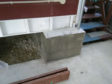 型枠にコンクリートを流し込み、固まったら型枠を取り外し、完成です。